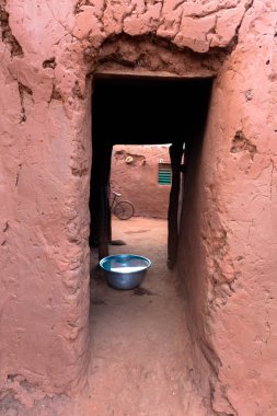 caratheristic köyü Burkina Faso'evde çamur