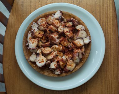 Ahtapot gallega stil, Galiçya bölgesinde tipik geleneksel İspanyolca çanağı