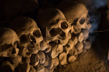 Kafatası ve kemikler antik mezarda, Naples