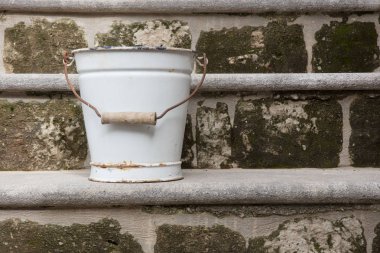 arka plan olarak eski yazlık beyaz kova