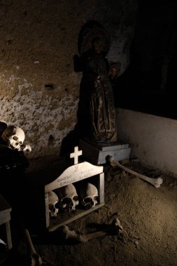 Kafatası ve kemikler antik mezarda, Naples