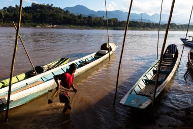 Balıkçı Mekong Nehri, net ile Laos