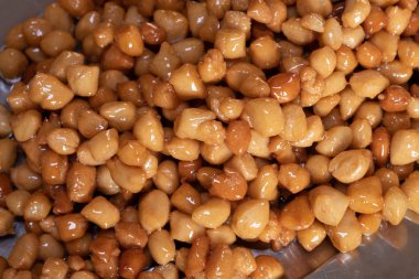 Struffoli - geleneksel Napoliten tatlı Noel partisinde görev yaptı. Bal Sırlı, kızarmış