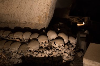 Kafatası ve kemikler antik mezarda, Naples