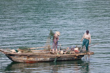 Balıkçı Halong Bay, Vietnam. UNESCO Dünya Miras Listesi.