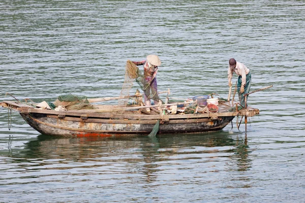 Pescador en la bahía de Halong en Vietnam — Foto de Stock