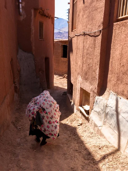 Oude vrouw in Abyaneh — Stockfoto