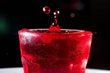 kırmızı sıvı damlaları 