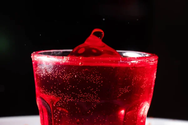 Gotas de líquido vermelho — Fotografia de Stock
