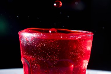 kırmızı sıvı damlaları 