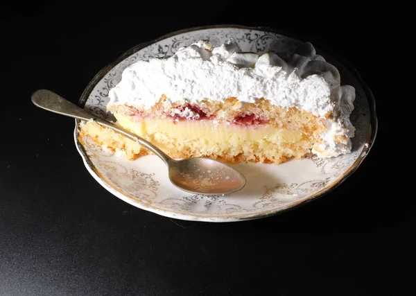 Κέικ με καραμελωμένη μαρέγκα — Φωτογραφία Αρχείου
