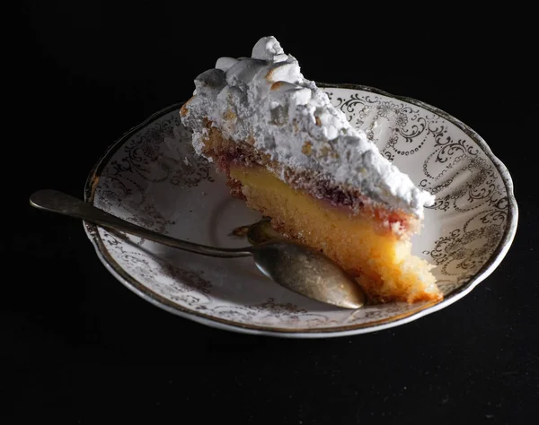 Торт с карамельным безе — стоковое фото