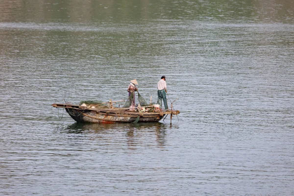 Rybář v Halong Bay ve Vietnamu — Stock fotografie