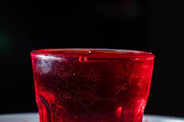 kırmızı sıvı damlaları 