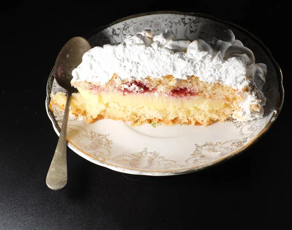Ciasto z karmelizowaną bezą — Zdjęcie stockowe