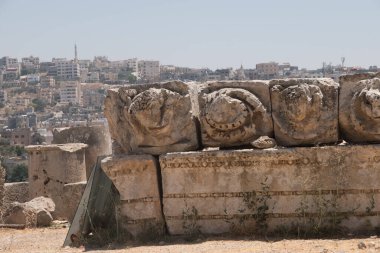 Jerash (Gerasa), antik Roma başkenti ve Ürdün 'ün Jerash Valiliği' nin en büyük kenti.,