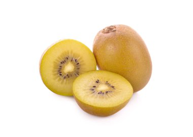 Bütün ve beyaz arka plan üzerinde yarım kesim altın kivi