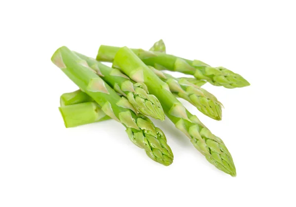 taze kuşkonmaz beyaz arka plan üzerinde izole yığını