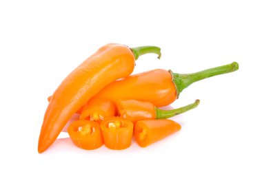 Bütün ve kesilmiş taze turuncu biber beyaz arka plan üzerinde saplı