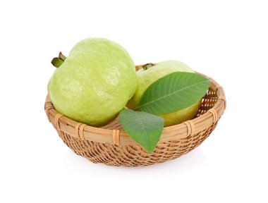 Bütün taze guava ile bambu sepet içinde beyaz zemin üzerine bırakır.