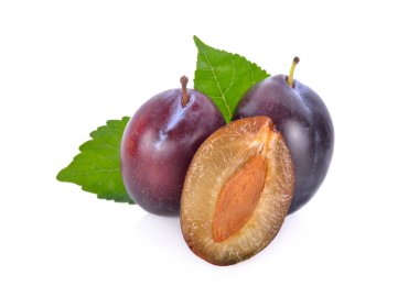 tam ve yarım yaprak taze Kuru Erik beyaz arka plan üzerinde kesmek