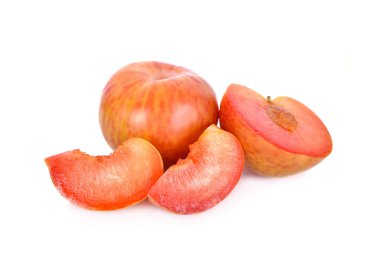 Beyaz arka plan üzerinde tüm ve dilimlenmiş taze pluot meyve