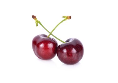 Beyaz arka plan üzerinde kök ile bütün taze kiraz