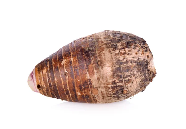 Beyaz arka plan üzerinde bütün taze taro