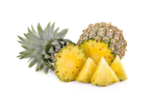 Beyaz arkaplanda taze ananas kes