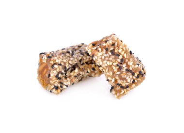 şekerli beyaz ve siyah susam rulo ile fıstık beyaz arka plan üzerinde