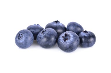 Beyaz arka plan üzerinde olgunlaşmış bütün taze yaban mersini