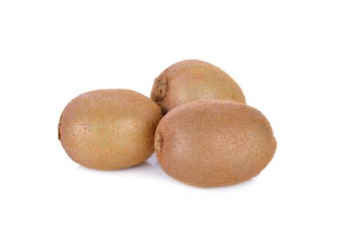 Beyaz arka plan üzerinde bütün taze kivi