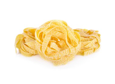 Beyaz arka plan üzerinde pişmemiş fettuccine yığını