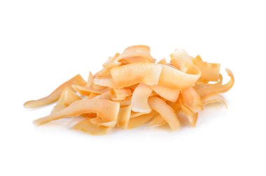 beyaz zemin üzerine kavrulmuş Hindistan cevizi cips yığını