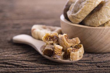 tahta kaşık ve ahşap masa kuru incir bölümü kesmek