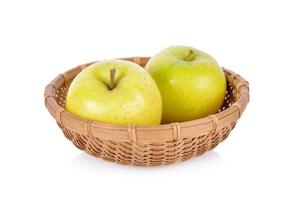 bambu sepet beyaz zemin üzerine taze Toki elma