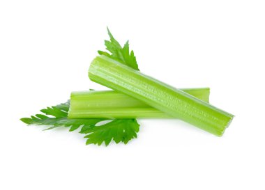 Beyaz arka plan üzerinde yaprak taze kereviz