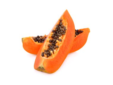 Beyaz arka plan üzerinde olgunlaşmış papaya tohumları ile kesmek