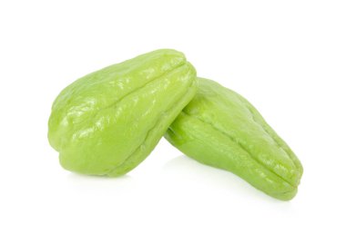 Beyaz arka plan üzerinde bütün taze chayote