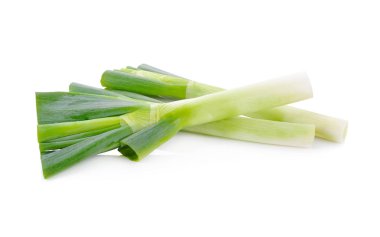 Beyaz arka plan üzerinde pişmemiş pırasa