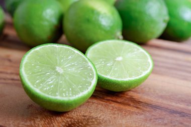 tam ve yarı ahşap arka plan üzerinde taze limon kesilmiş