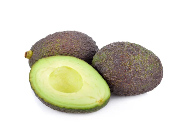 tam ve yarı olgunlaşmış avokado beyaz arka plan üzerinde kesmek