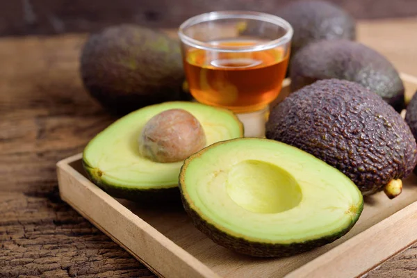 Avocado Maturi Interi Con Vetro Miele Scatola Legno Sfondo Legno — Foto Stock