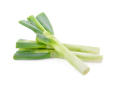 Beyaz arka plan üzerinde pişmemiş pırasa