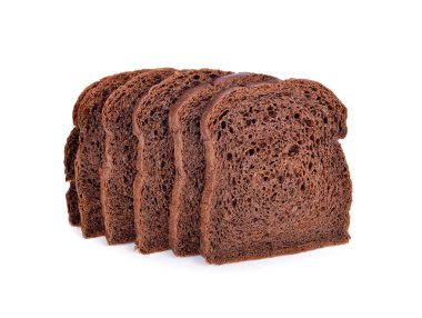 taze dilimlenmiş karanlık kakaolu ekmek beyaz arka plan