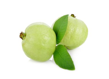 Beyaz arka plan üzerinde izole yaprakları ile bütün taze guava