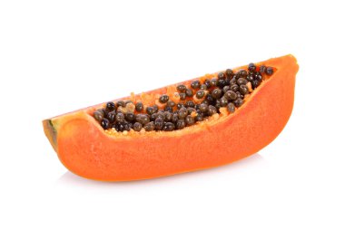 Olgun papaya tohumları ile beyaz zemin üzerine dilimlenmiş