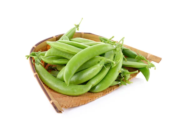 taze şeker snap bezelye bambu sepette beyaz arka plan üzerinde