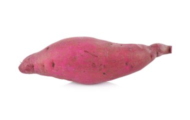 Beyaz arka plan üzerinde bütün taze Japon tatlı patates