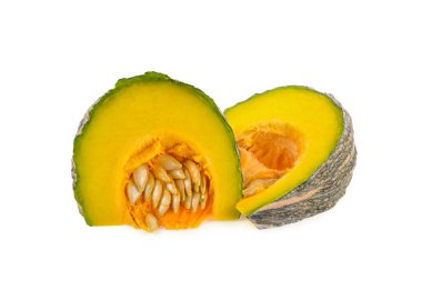 Beyaz arka plan üzerinde parça taze kabak kabuğu ve tohum ile kesmek